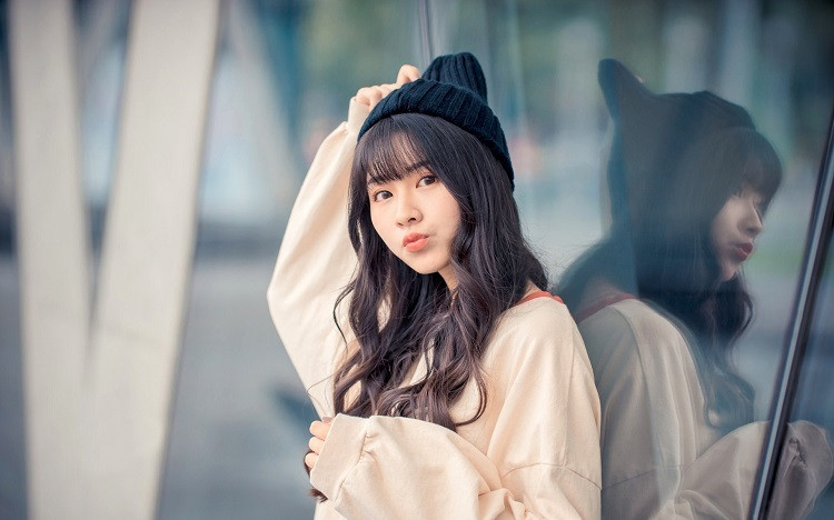 如果平时对你保持距离的女人，突然变得亲近，你就别木讷。这种女人，多半对你有好感