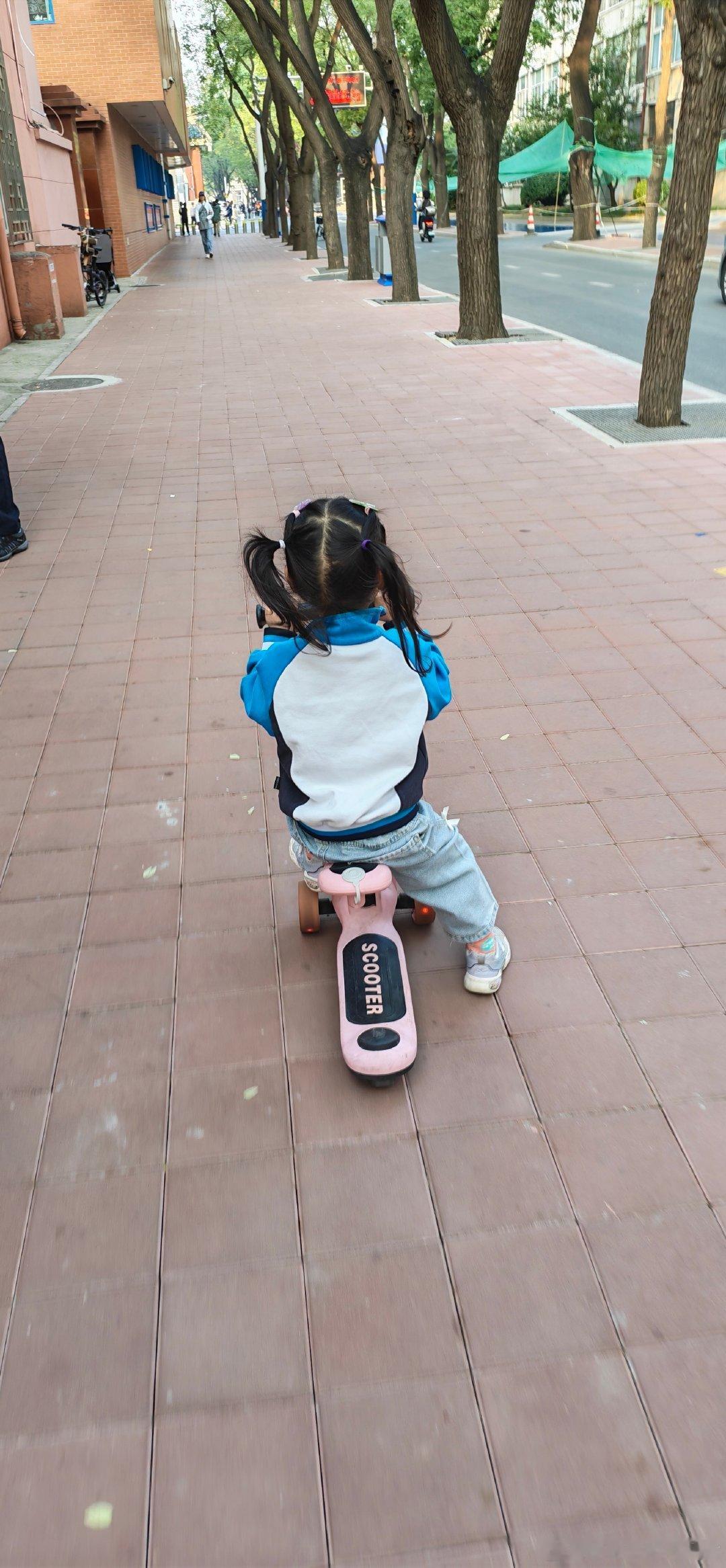 小孩姐会认真把爱车停好，点赞👍​