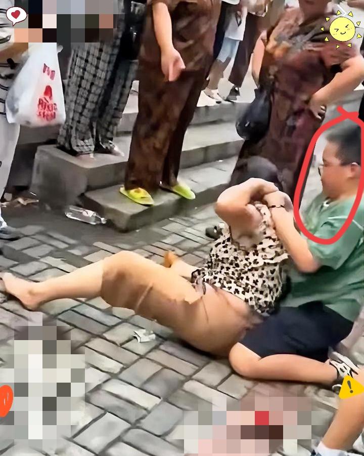 校门口这一幕真的看得人火大！十多岁的孙子想买零食被拒，居然直接抓着奶奶衣领把