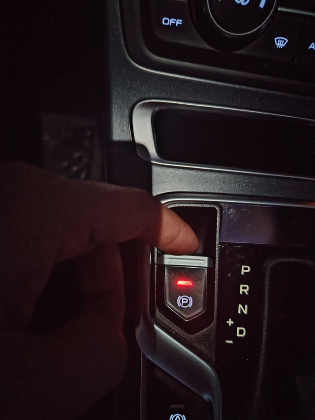 电子手刹开关坏了吉利帝豪2019款的；我关得少；今晚突然就压下去；就回不了位了