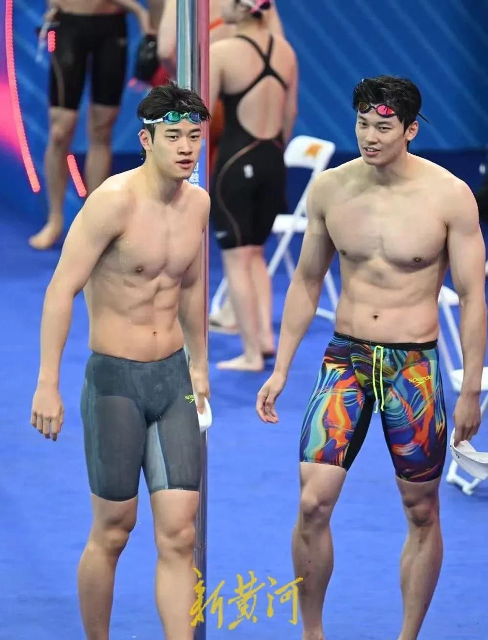 这么看潘展乐的腹肌吧，感觉这小孩可能在个人最强项100米自由泳中，有很大机会夺冠