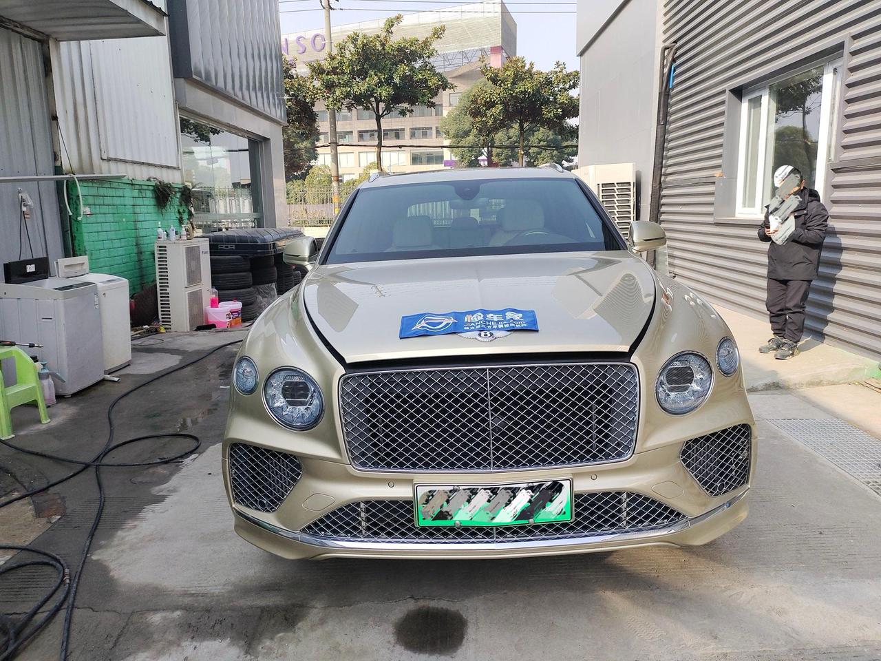 落地300万的“杂牌子”，不被网友认可！说它是新能源吧，但不免购置税，油耗还不