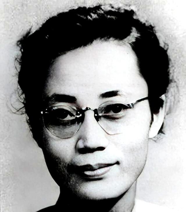 1950年，台湾一名女地下党于宿舍被捕。临行前，她恳请取件衣物，敌人轻视女性，认