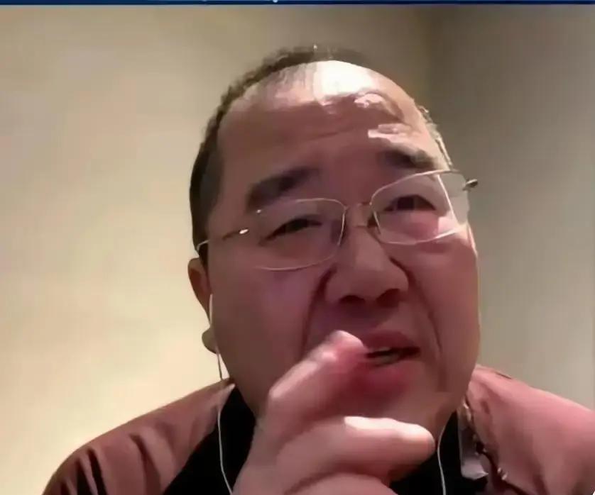 英达那场饭局，终于还是被爆出来了。他亲口承认，儿子巴图比他有出息。这话说得轻