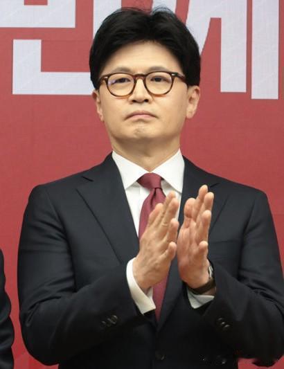 15日韩国国民力量党前代表韩东勋强烈反对战时作战指挥权（简称“作战权”）移交，认