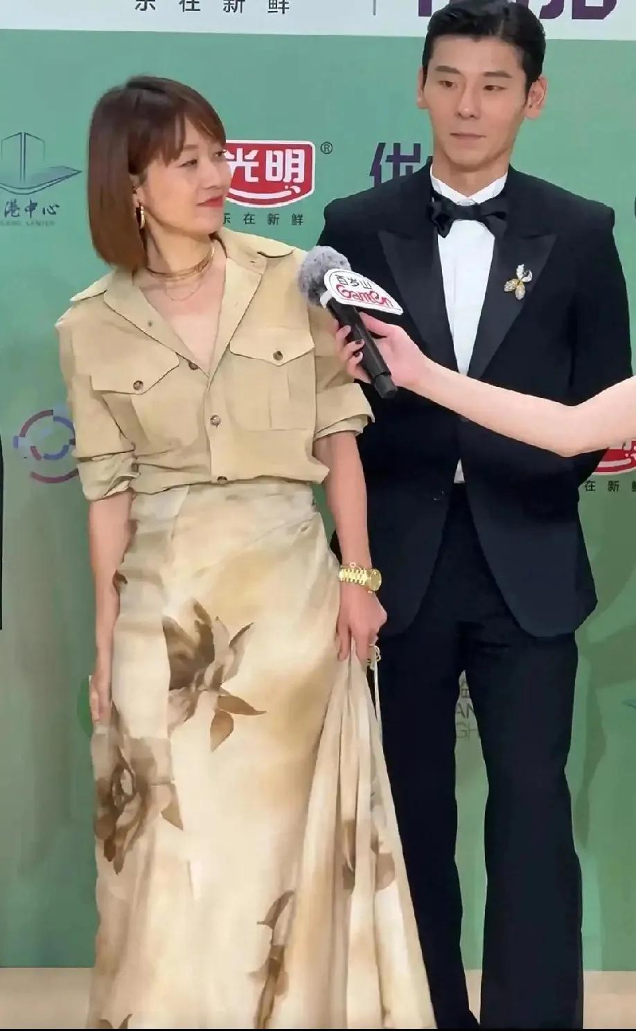 马伊琍近照曝光，状态引发热议！近日，马伊琍出席活动的一组照片在网上热传。当