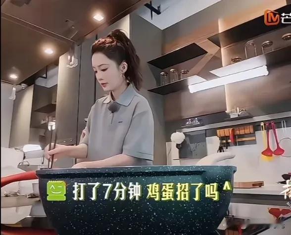 花少7一开播就看点满满。节目中陈数做番茄炒蛋，小半锅的油滋滋冒泡，用李沁打了