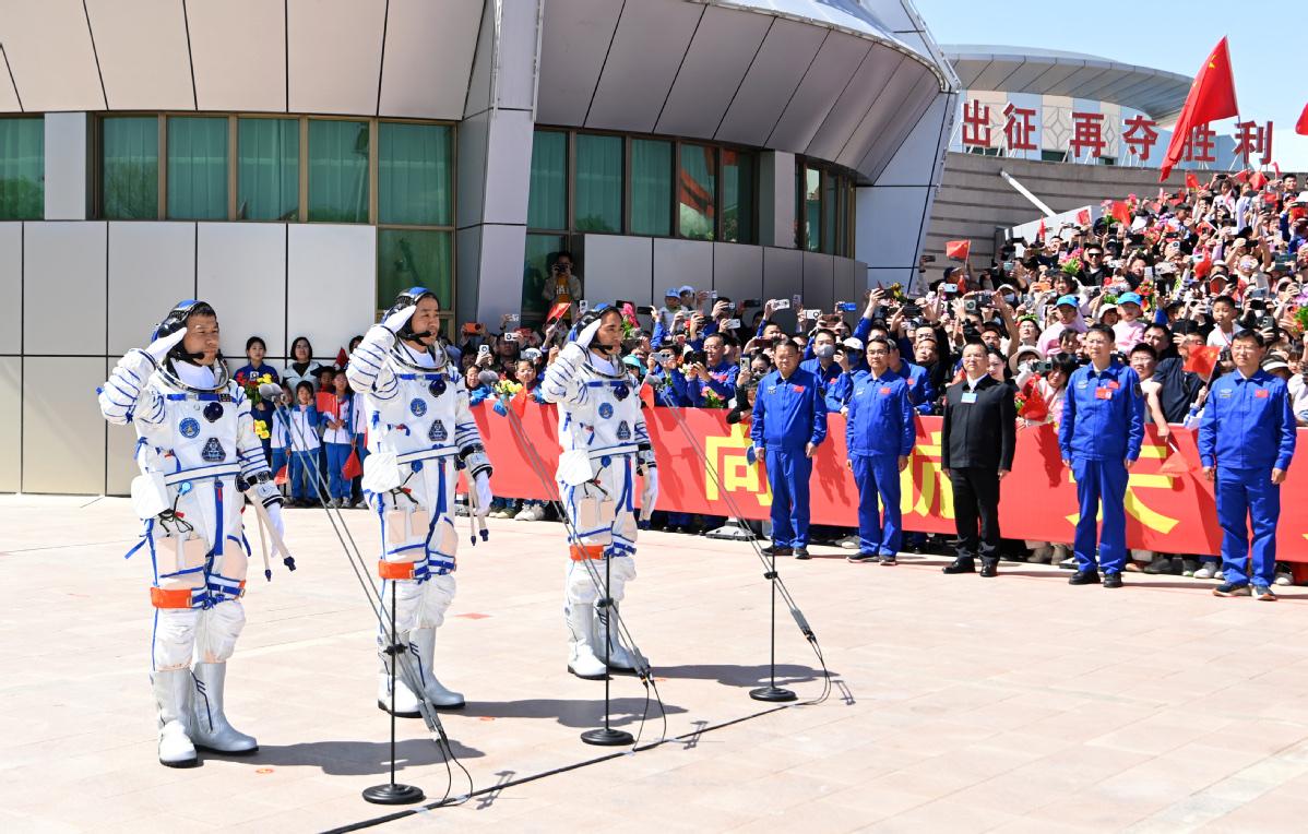 神舟二十一乘组出征!这幕场景,藏着中国人最硬核的浪漫屏住呼吸!当问天阁的大门