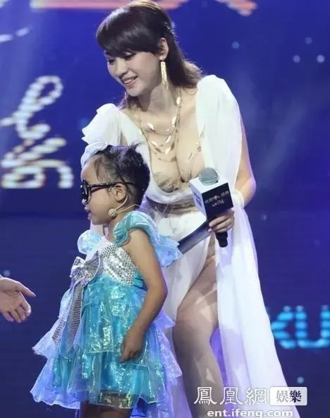 难怪当初她那么红，这么正规的节目，穿成这样，简直了……​​​