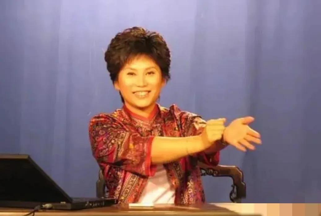 “在座的各位有谁知道，香港富豪为什么宁娶女运动员，也不娶娱乐圈里漂亮的女明星吗？