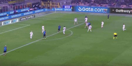 与罗德里、佩德里、维蒂尼亚这些世界顶级后腰相比，恰尔汗奥卢的存在感并不是很强。但