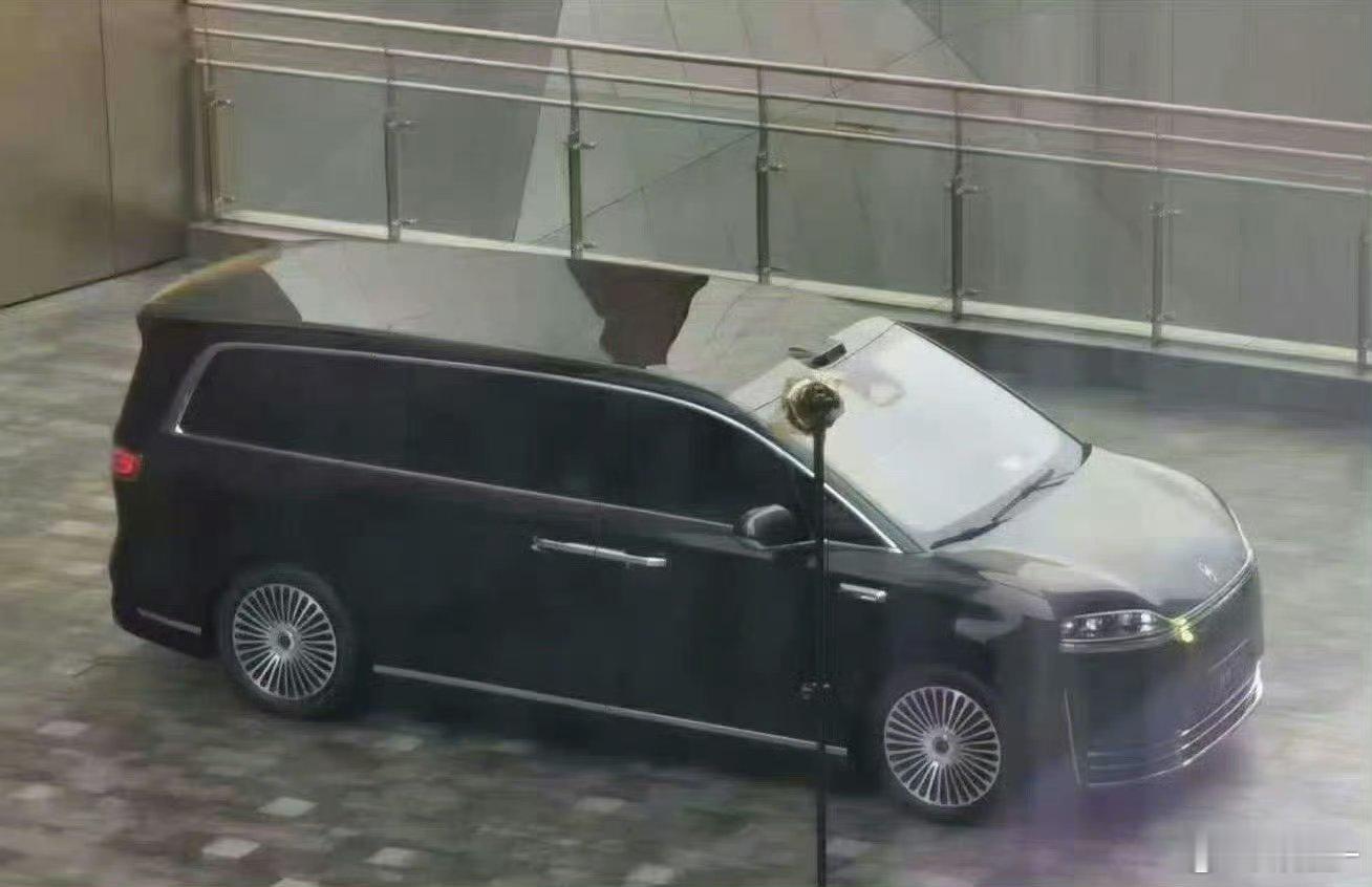 鸿蒙智行首款mpv智界v9曝光图1车身尾部很方正，第三排空间表现应该不错图2贯穿