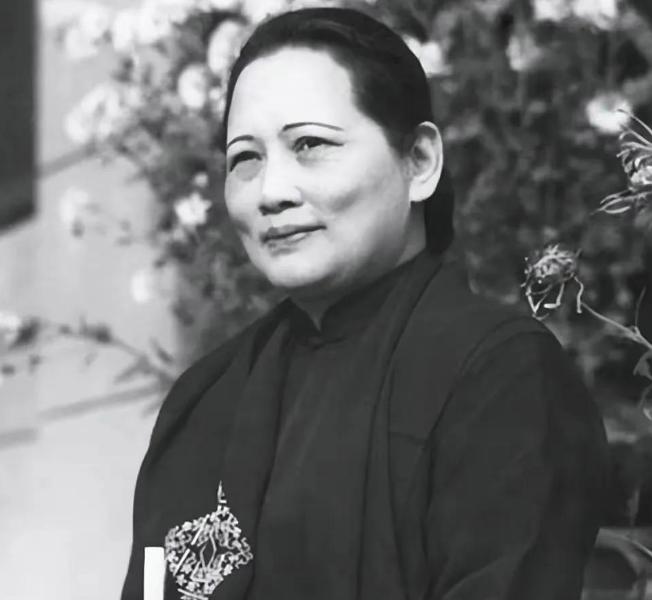 宋庆龄一生见尽权贵，最佩服的还是毛主席，认为毛主席是举世无双的好领袖。1977年