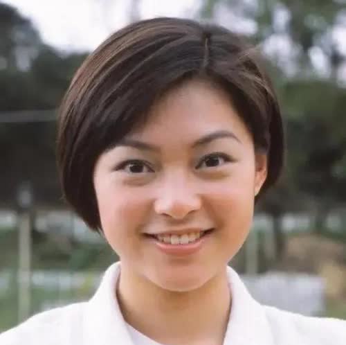 郭晋安前妻欧倩怡“首次回应离婚”，道出生活艰辛。每日买菜送娃，忙得团团转，直言比