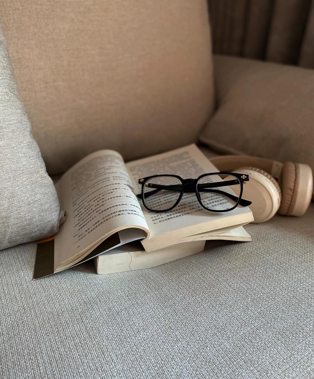 《人民日报》上说：“不要像个落难者，告诉所有人你的不幸。总有一天你会明白，你