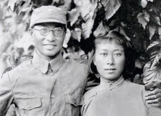 陈赓新婚第二天一大早，他打开门，伸了个懒腰，接着便对打招呼的人大喊道：“昨晚我爬