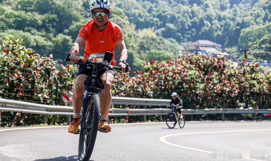 骑跑中国黄岩站规模超千人吉利银河E5这车就俩字：硬帅。溜背感很强，同时线条很硬朗