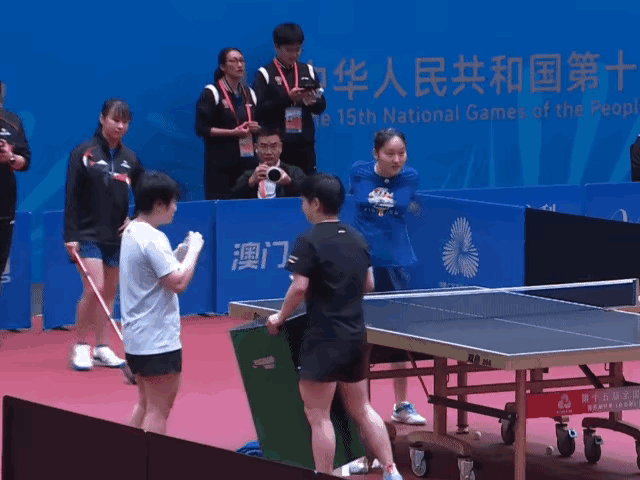 覃予萱真的是被宠爱的有恃无恐，孙颖莎搬个球桶在萱萱身后，准备跟萱萱聊几句，萱萱直