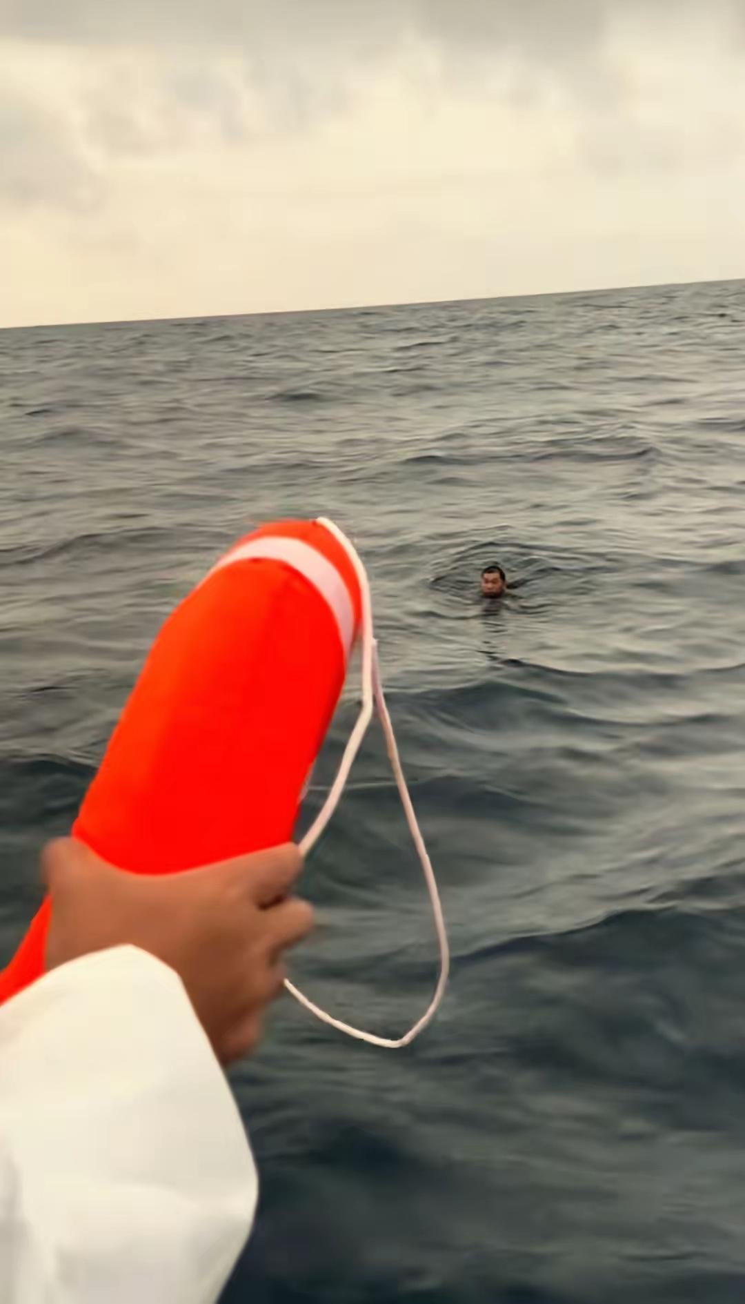 广东，三名钓友出海钓鱼，还没等放下鱼竿，突然发现远处海面上竟然漂浮着个人，眼看体