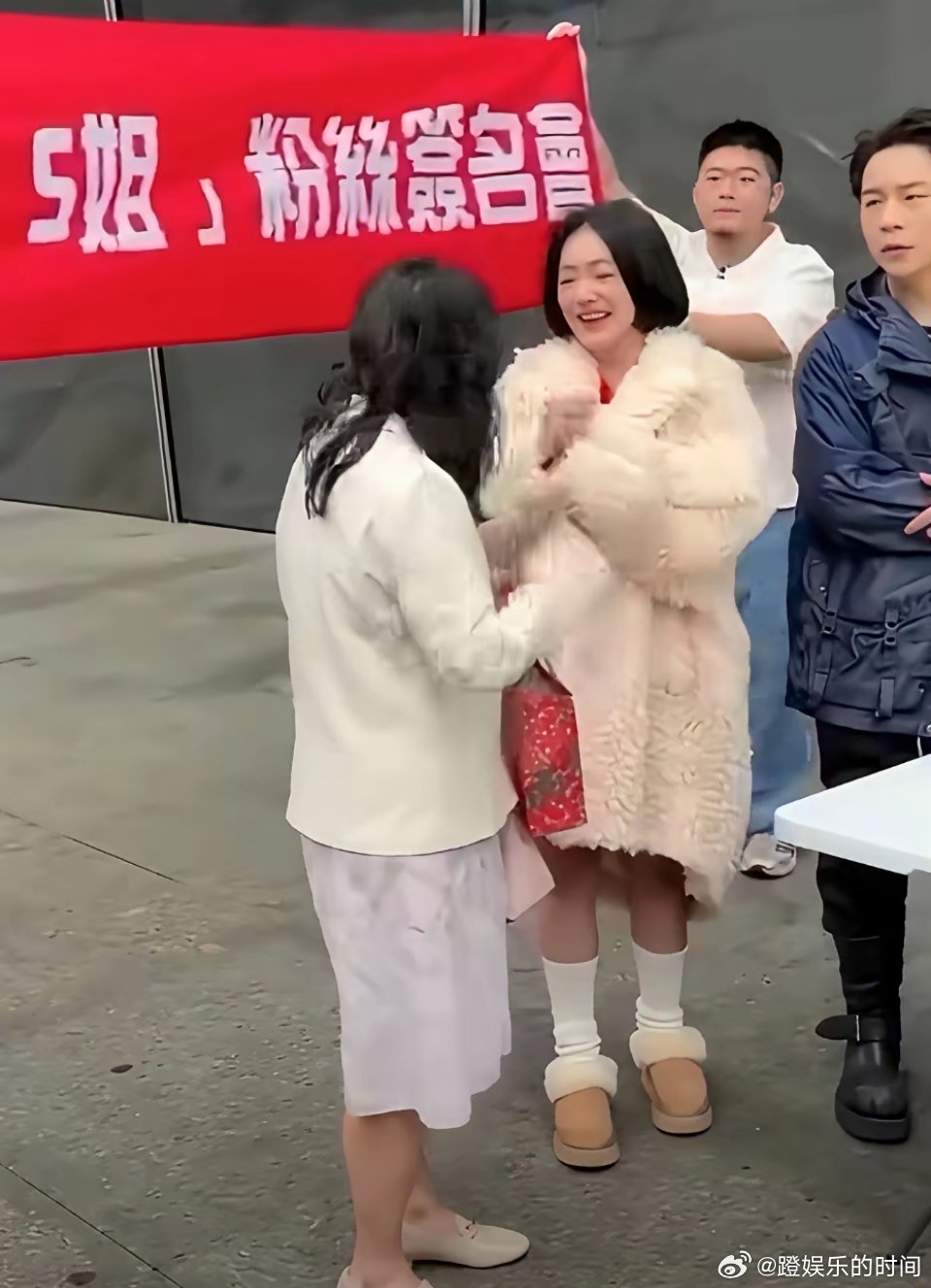 小S姐又出来营业了，这波复出也太会整活了！直接在街头办起“粉丝签名会”，毛绒大衣