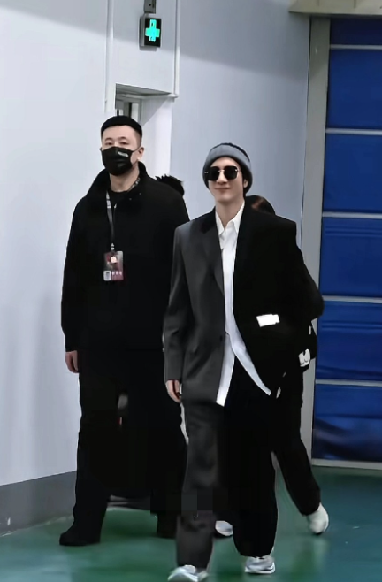 才出来看身高差，我以为是李治廷