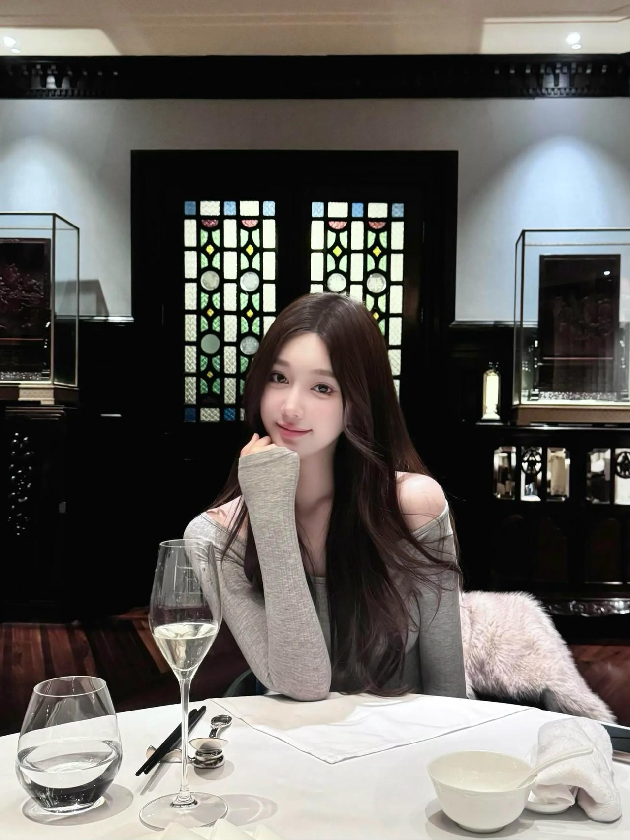 优雅用餐时光，静享美食与美酒。🍷🍽️