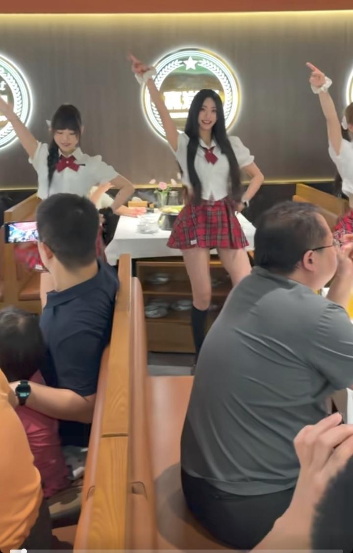 这么“热情火辣”的烤肉店，生意不好才怪了！[捂脸哭][捂脸哭][捂脸哭]轻奢风烤肉店