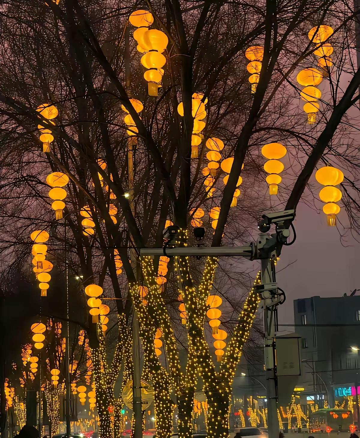 今年卖灯笼的发财了，先是黄灯笼卖一遍，接着红灯笼又卖一遍。不知道谁说的，今年