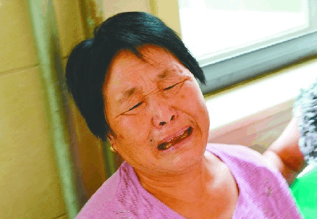 3岁孩子深夜哭闹, 奶奶脱掉孩子的衣服看后彻底崩溃, 不顾儿子反对愤而报警