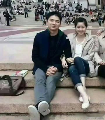 这会的刘强东三十八岁，章泽天十八岁，刚认识不久