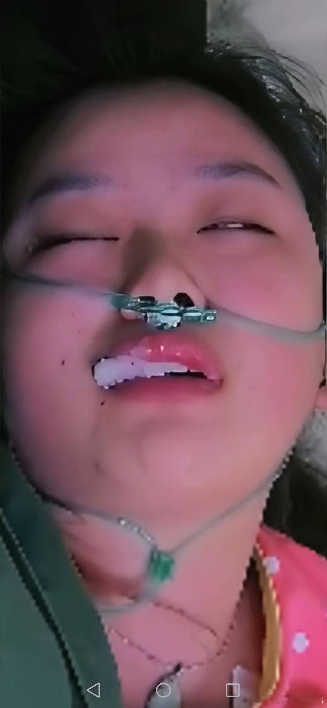 后悔了吧！爸妈吵架离婚，谁都不愿意要女儿，说是托油灯，女儿听后，一时想不开，心里