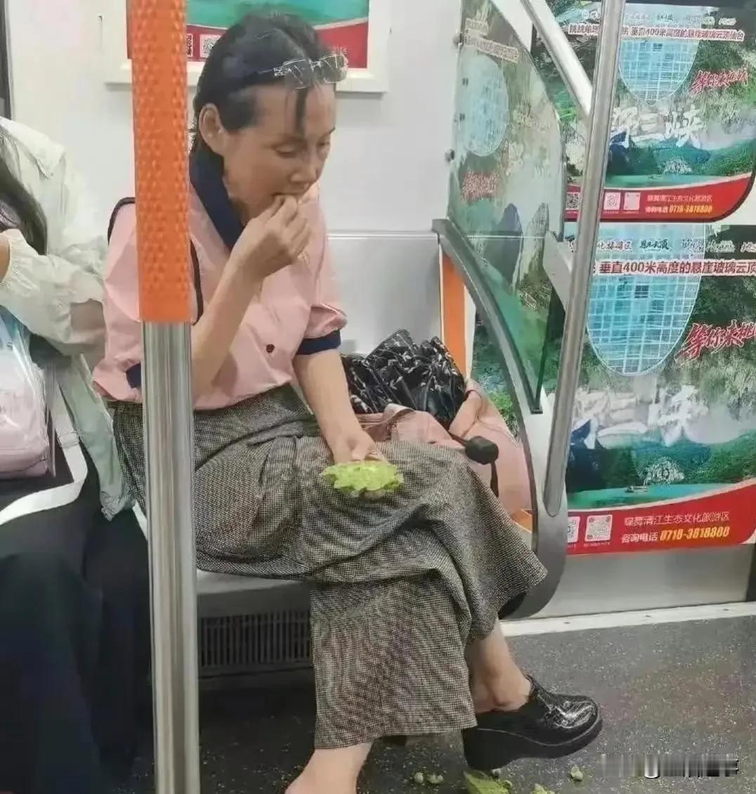 这大姐也不注意形象