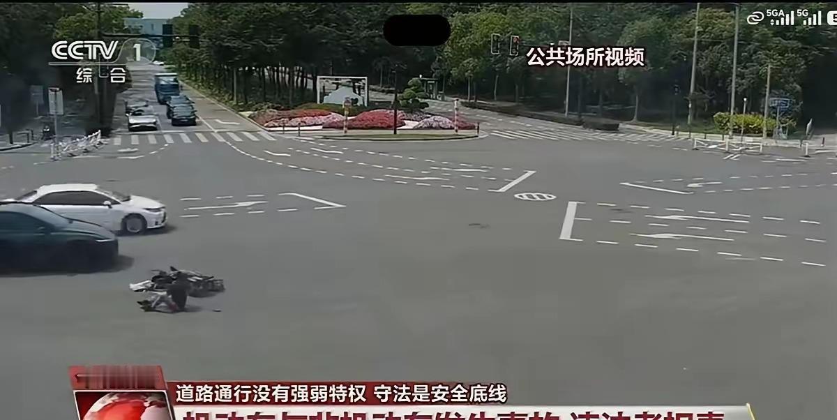 一辆电动车硬闯红灯，一头撞上正常行驶的小轿车，骑车人擦伤倒地，交警到场后判了电动