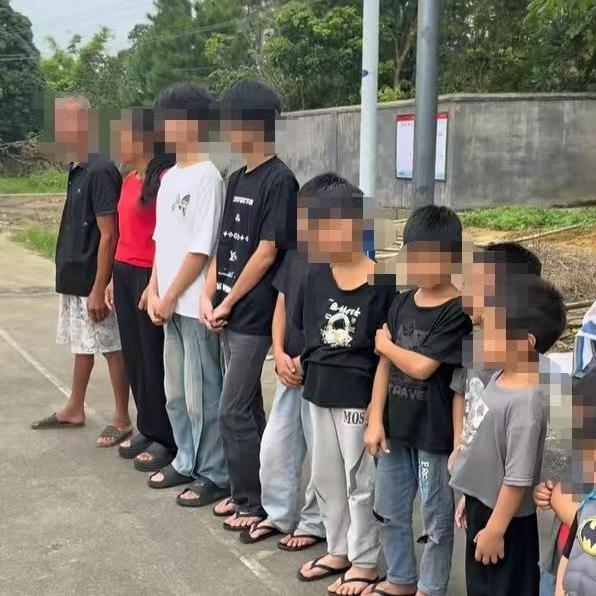 每月三千五百块，养十五口人。两张木床，每张挤六个孩子。这就是钦州那个男人的家。