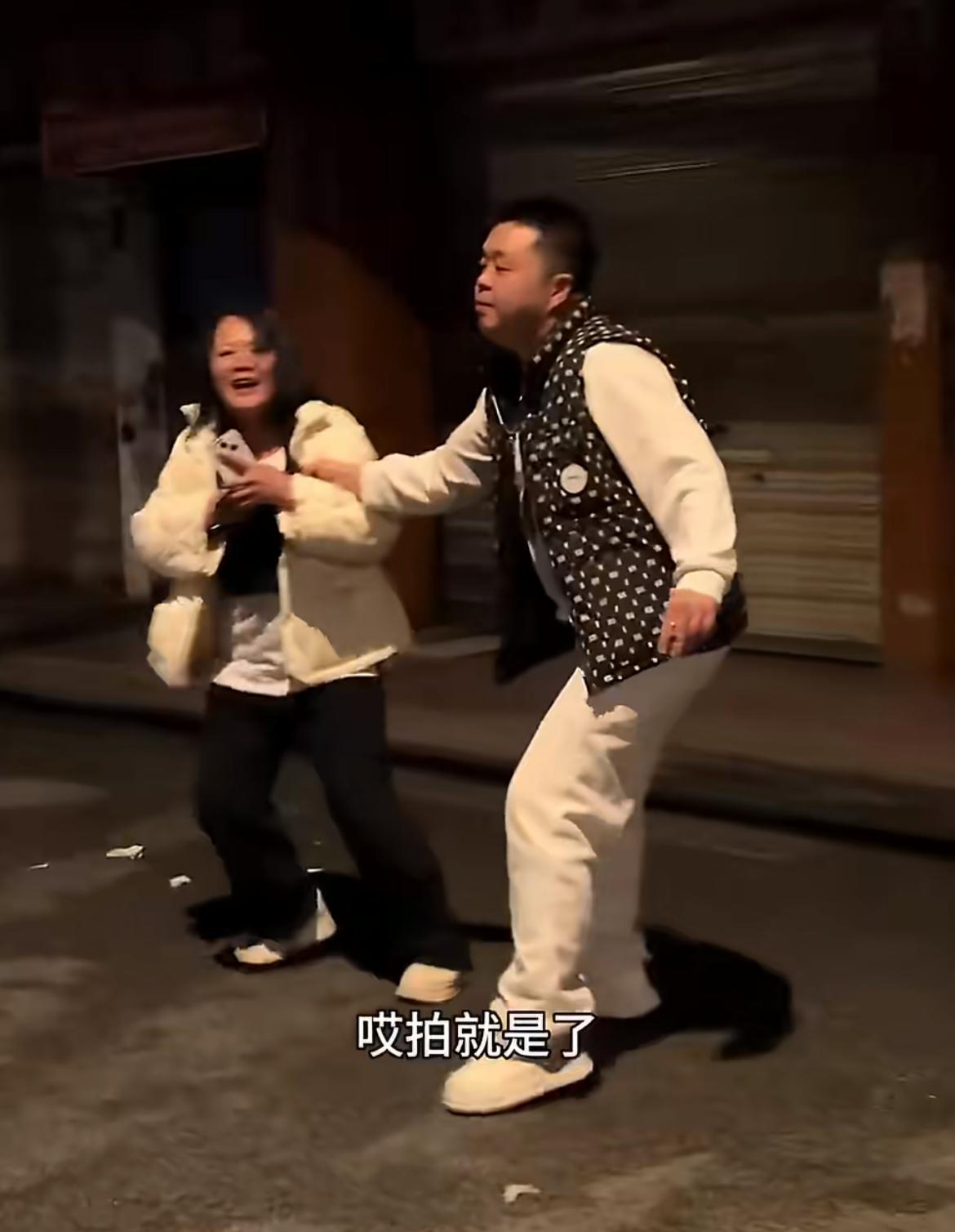 疑似男子会所服务不付款，被女子当街拉扯。男子扬言宁愿拘留三日，女子也会拘留五日，