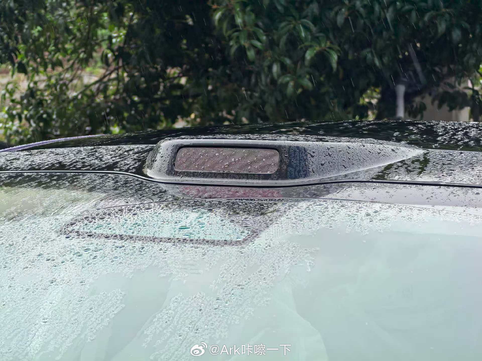 早鸭！这是智界R7焕新版的激光雷达，明显的896线，以后大家可以根据这个来分辨车