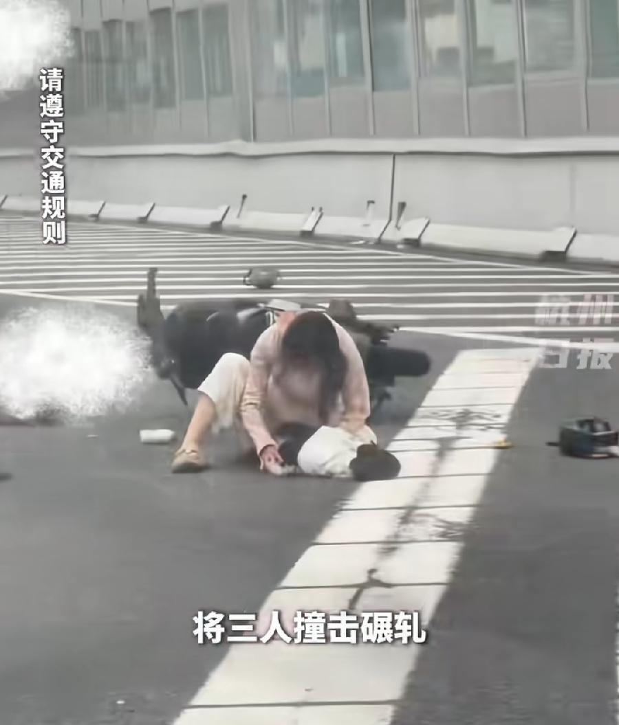 广州一家三口骑电动车上高架侧翻被碾压。一是超载太重了！二是恰巧在弯道拐弯处！前车