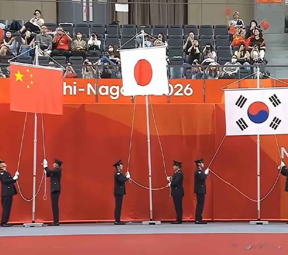 张本智和，真爱国？颁奖升旗的时候，跟着唱日本国歌，四个人里就他自己张嘴了。松岛辉