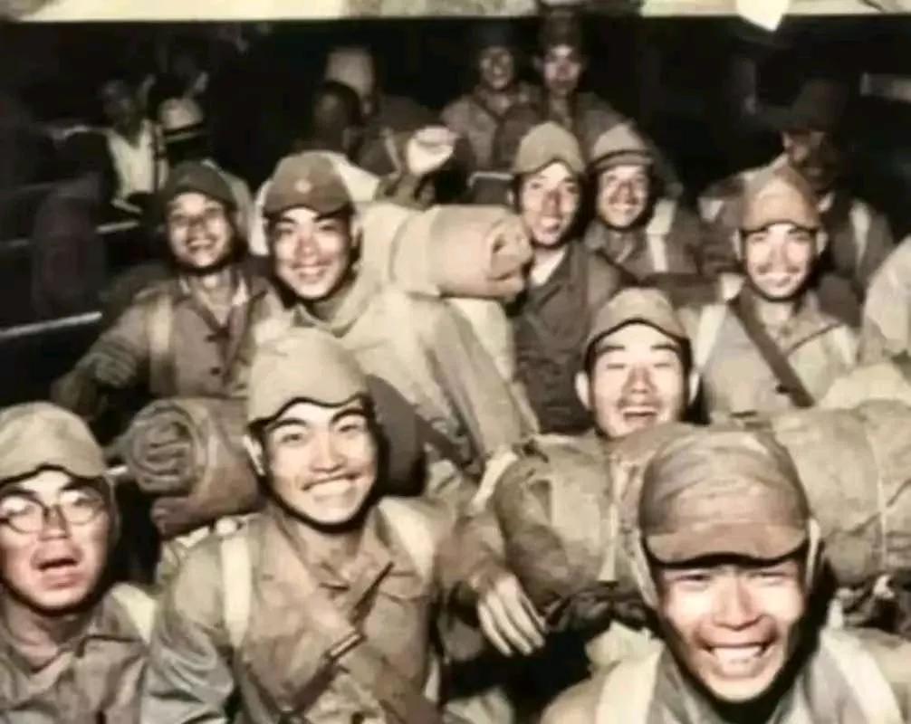 1946年11月，最后一艘遣返日本人的轮船开船前，负责遣返的李修业将军登上