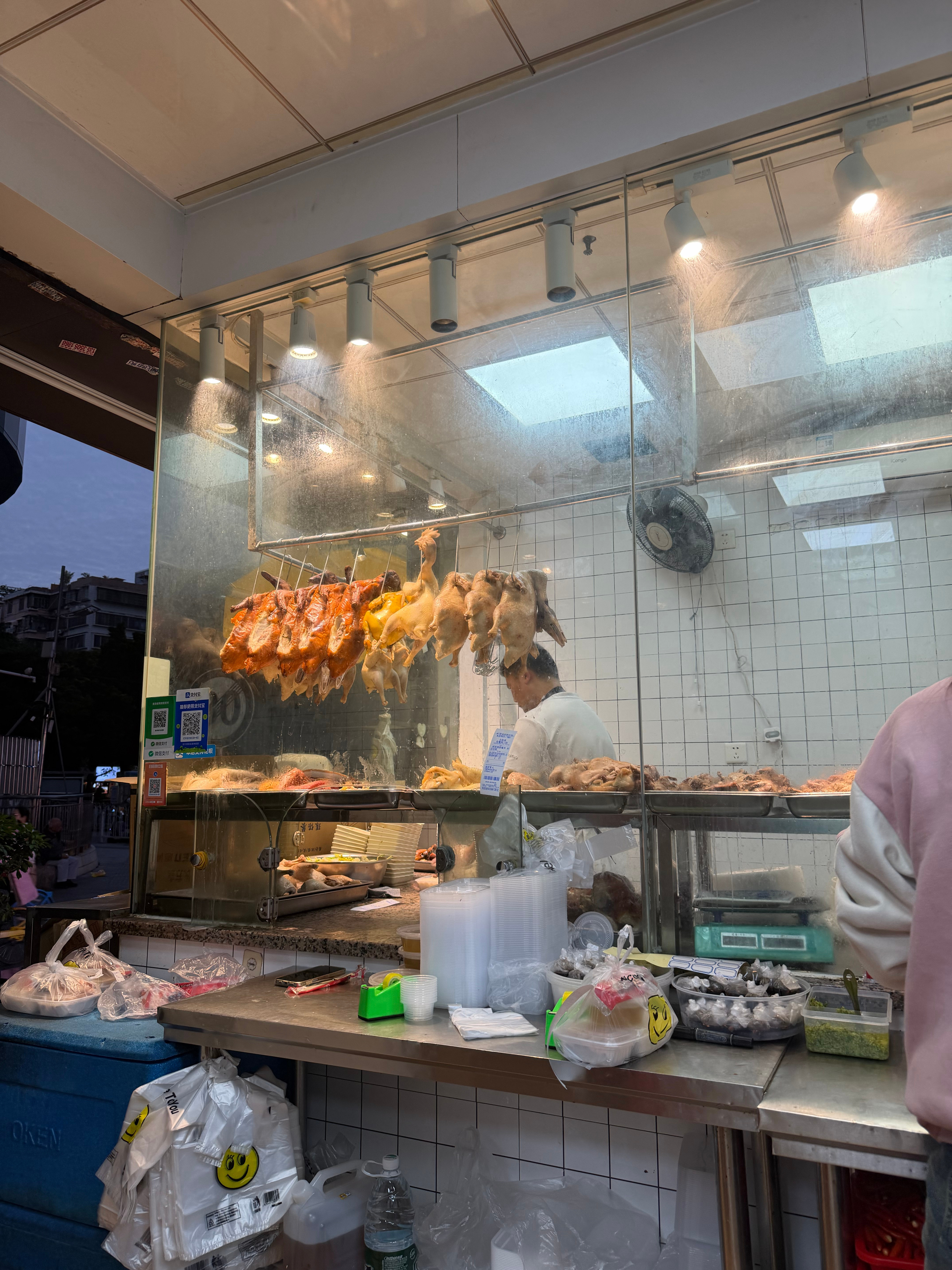 广州和香港一样，路边这样的店，都特别好吃。其实哪怕你去一个很好的店，点一份烧鹅或