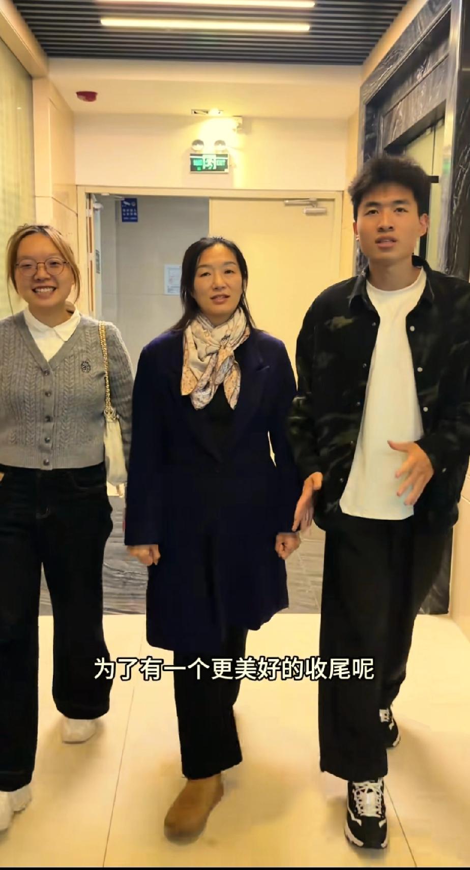 谢浩男妈妈带着女儿和海军哥哥一起拍摄一组形象照，也是告别即将过去的2025年，崭