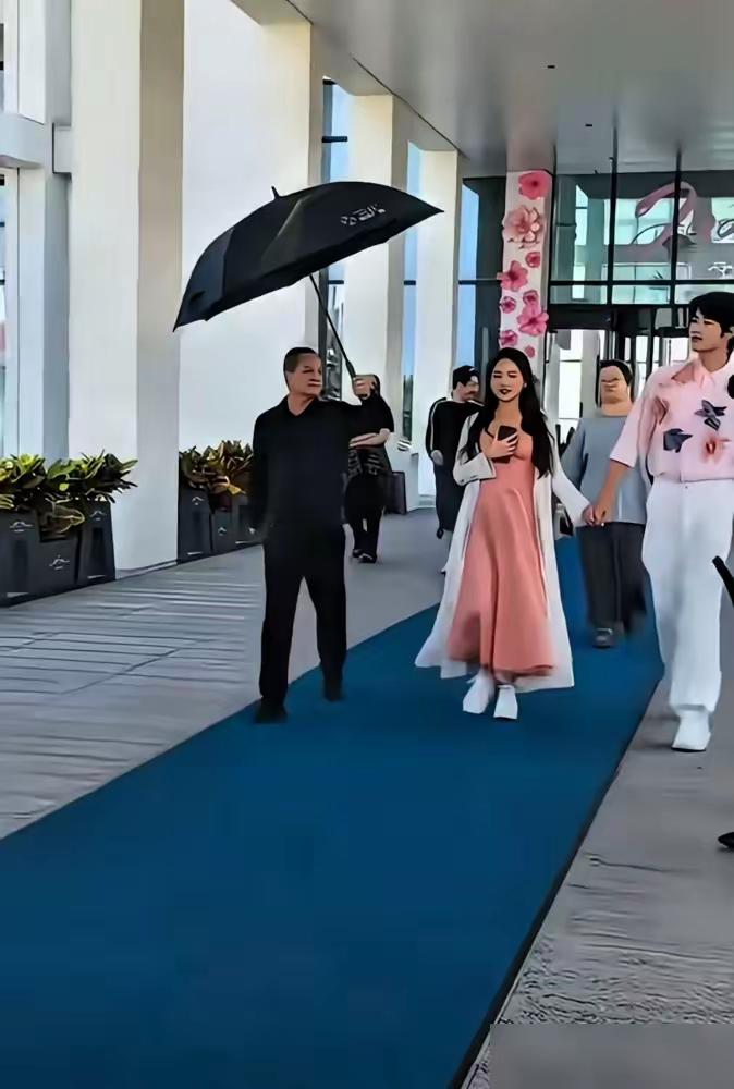 都说金莎45岁备孕是奇迹，我妇产科的朋友笑了：你们把她26岁老公当空气？