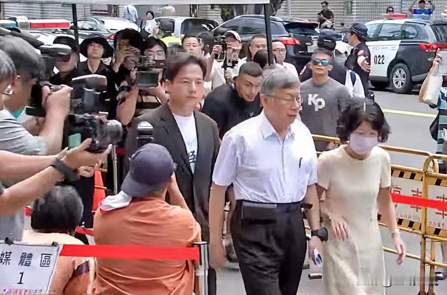 柯文哲二审出庭哽咽轰“押人逼供”柯文哲案今天（8日）二审首度开庭。柯文哲出
