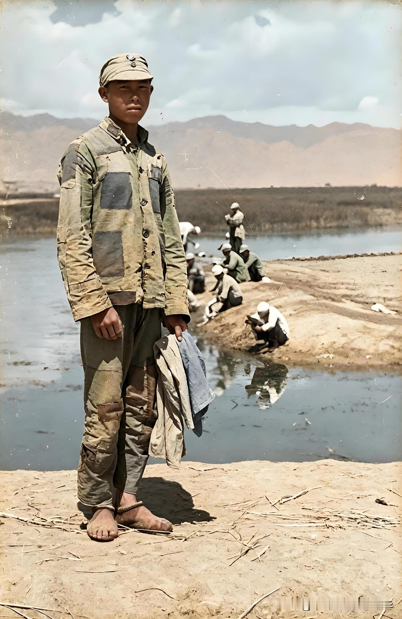 这是一张极具震撼力的经典抗战影像1944年夏季，陕北延安延河岸边。这名八路军