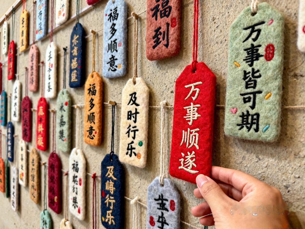 人到中年才发现，真正舒服的生活，从不是堆出来的热闹，而是删出来的清醒。