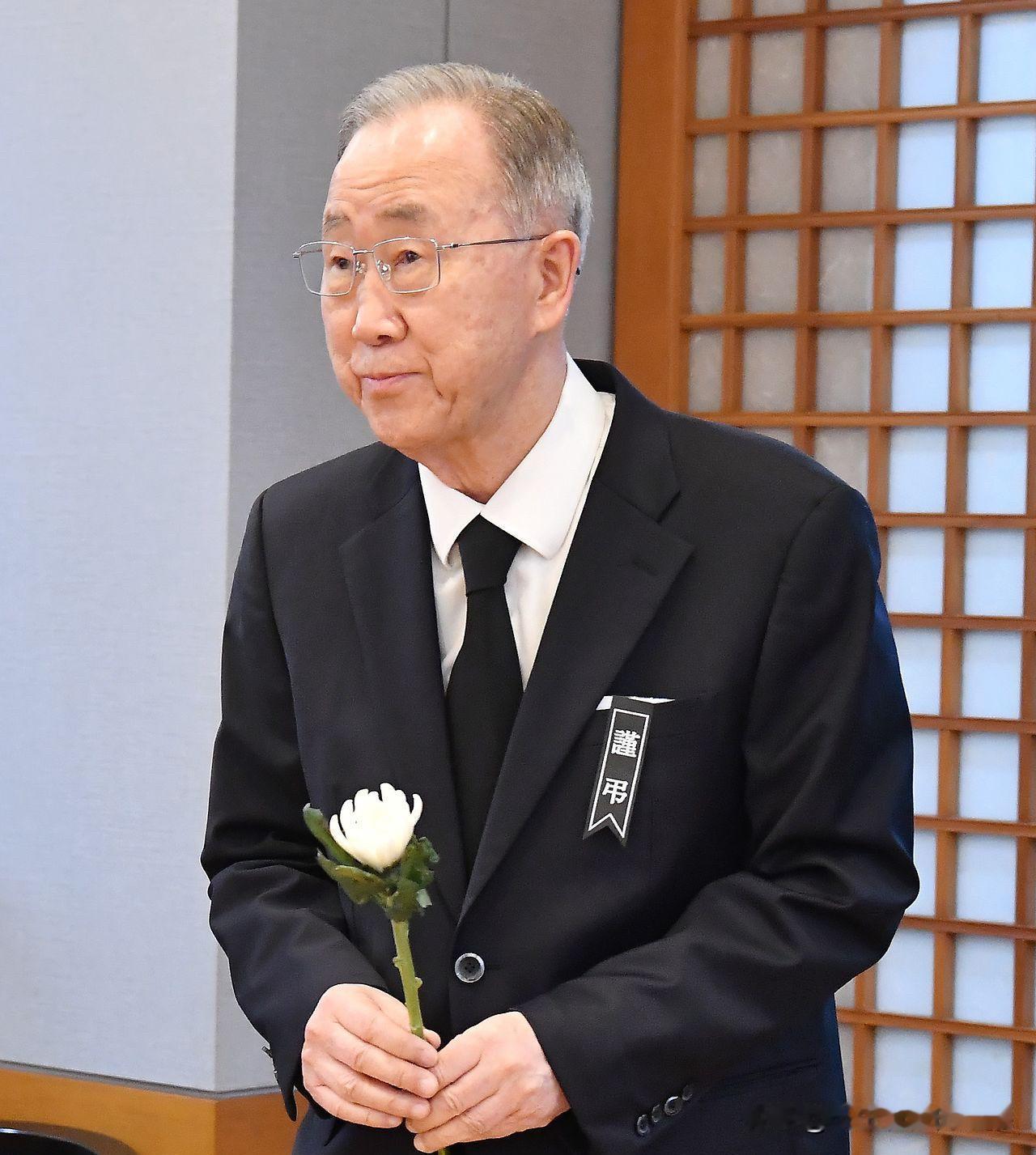 28日上午，联合国前秘书长潘基文前往设于韩国首尔钟路区首尔大学医院殡仪馆的李海瓒