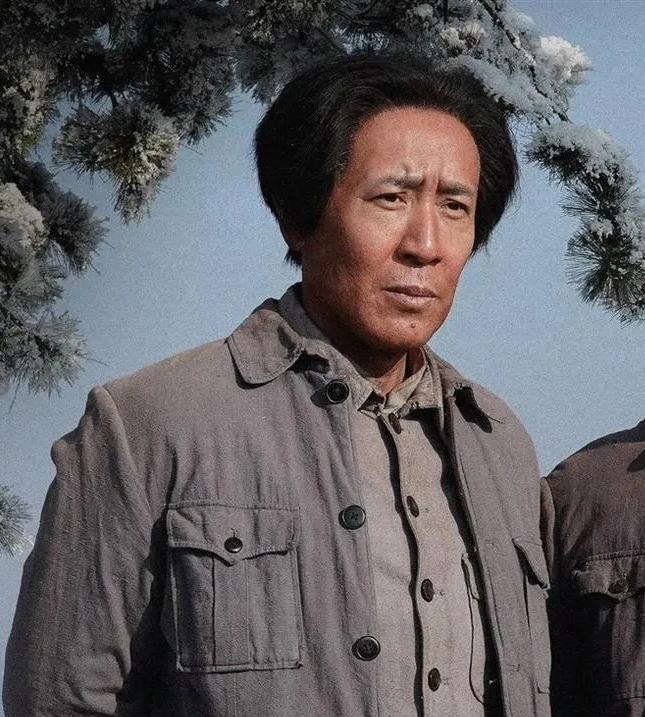 看《伟大的长征》，有两个小问题一直没弄明白。一个是毛主席下巴上的那颗痣，据知