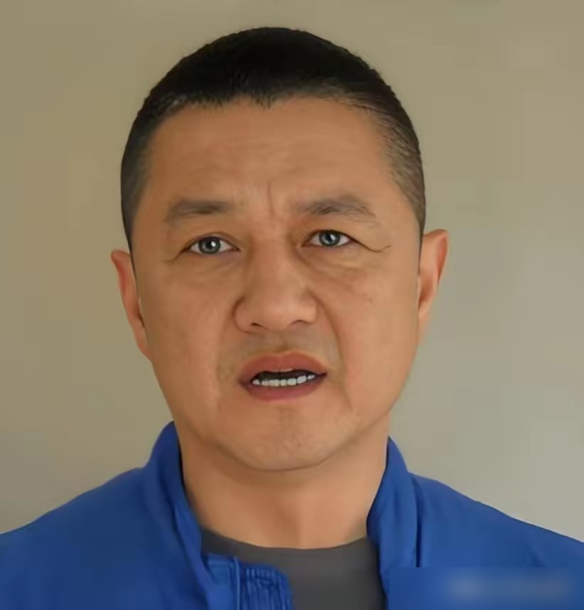 李亚鹏直播时急眼了，对着镜头说担心李嫣以后不结婚。他拿窦靖童举例，说都快30了，不恋爱不结婚，整天只