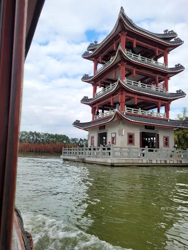 不只是番禺有这样的情怀，东莞麻涌靠近广州的那一片，有些村庄的人也自称是...