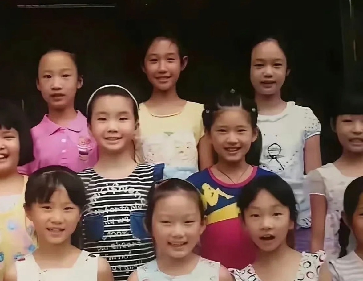 赵露思小学毕业照真的一眼就能认出来是她，真的很具有辨识度，难怪现在能成为明星！